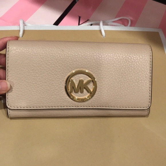 🔥 ON SALE 🔥 💖 Michael Kors Wallet 💖 MK - Picture 1 of 7